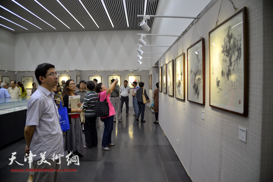 “贾、史、阮、郭”天津花鸟四家画展在天津图书馆举行，图为