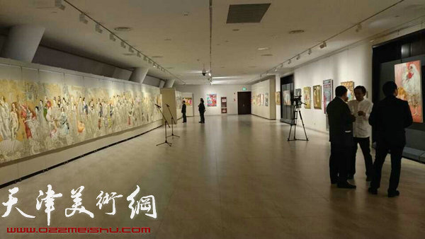 “满园春色关不住—呼鸣油画展”11日在济南开幕，图为展览现场。