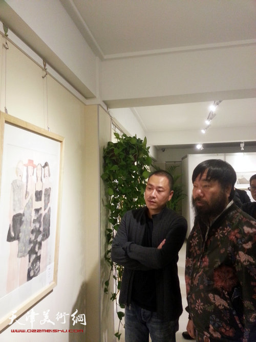 图为李津、马骏在画展现场。