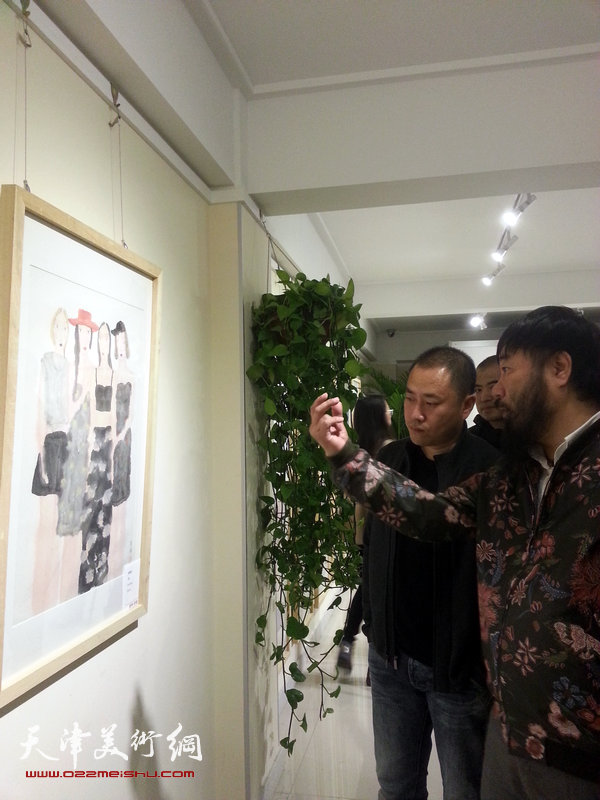 图为李津、马骏在画展现场。