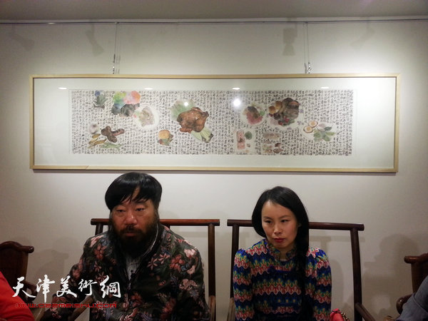 图为李津、秦秀娟在画展现场。