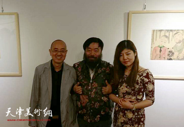 图为李津、马驰等在画展现场。