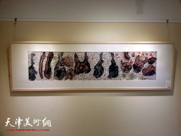 图为画展展出的李津作品。