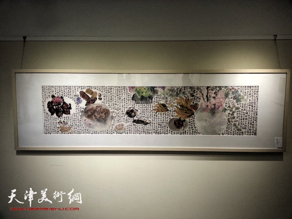 图为画展展出的李津作品。