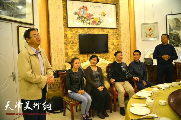 天津著名书画家叶大海喜收三位新徒，图为见证人李志刚致辞。