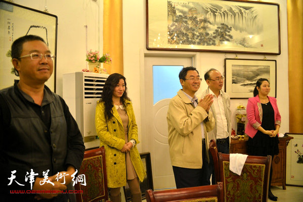 天津著名书画家叶大海喜收三位新徒。