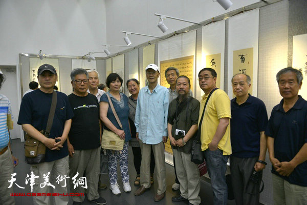 天津著名油画家刘贵宾今年6月与天津工艺美院师生在画展上