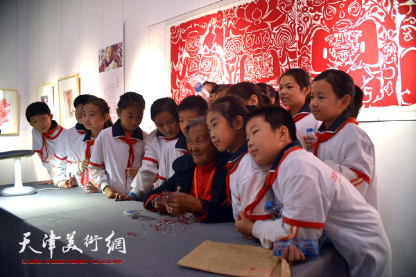 我们的价值观—中国·天津2014“西岸”剪纸艺术展21日在文化中心天津博物馆开幕。
