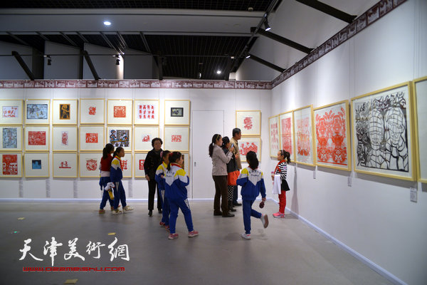 2014“西岸”剪纸艺术展现场。