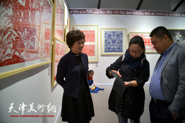 2014“西岸”剪纸艺术展现场。