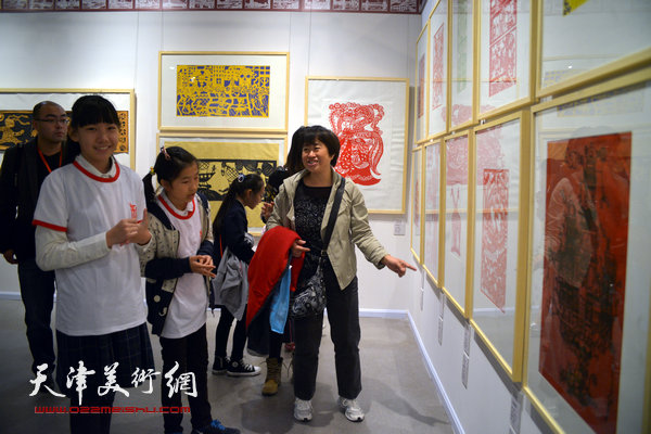 2014“西岸”剪纸艺术展现场。