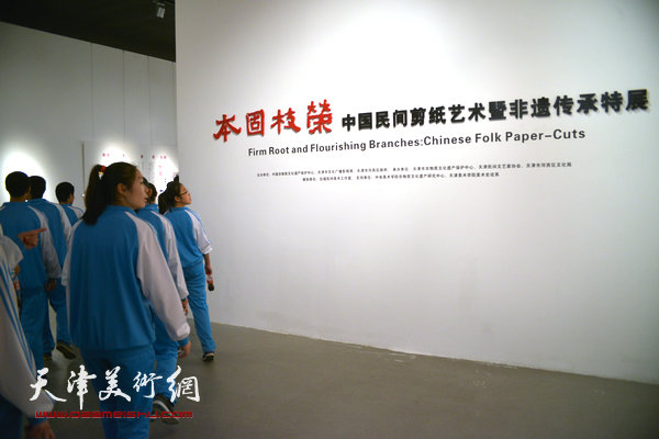 2014“西岸”剪纸艺术展现场。