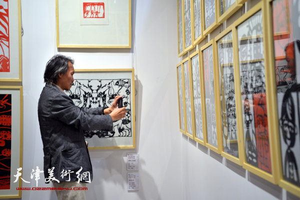 2014“西岸”剪纸艺术展现场。图为天津美术学院史论系主任郭亚希。