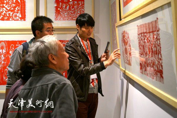 2014“西岸”剪纸艺术展现场。