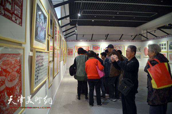 2014“西岸”剪纸艺术展现场。