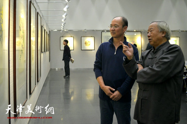 图为阮克敏、王跃进在画展现场。