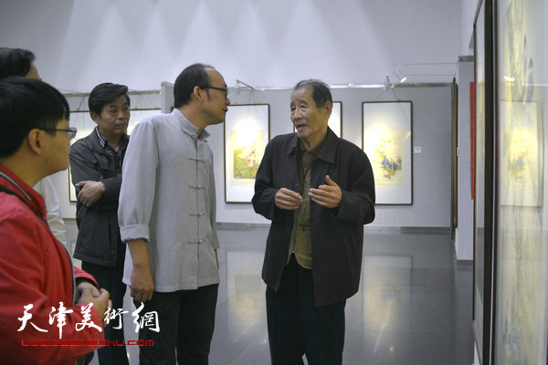 图为王文治、薛海强在画展现场。