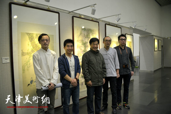 图为安宏忠、薛海强、刘桐等在画展现场。
