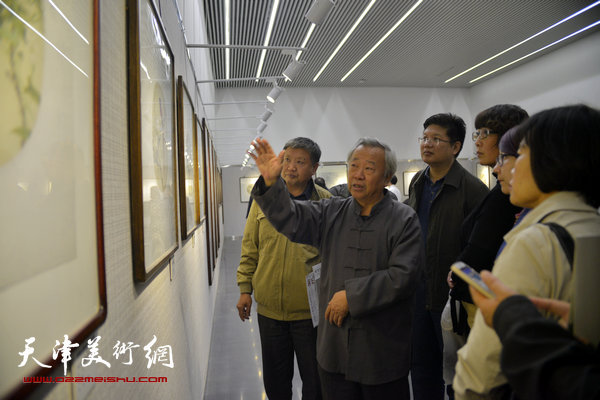 图为阮克敏在画展现场为观众解画。