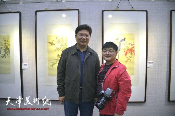 图为杨柳青出版社编辑赵宇与来宾在现场。