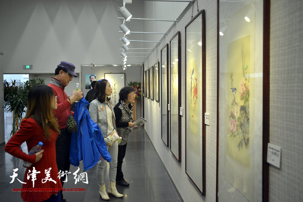 王跃进、薛海强工笔花鸟画展19日在天津图书馆展厅展出。