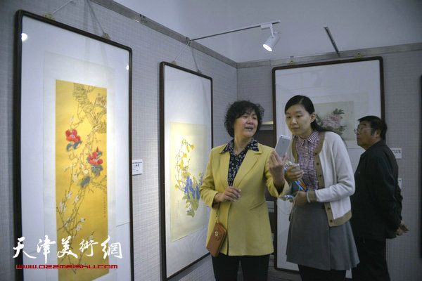 王跃进、薛海强工笔花鸟画展19日在天津图书馆展厅展出。