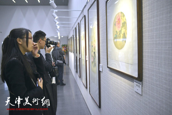 王跃进、薛海强工笔花鸟画展19日在天津图书馆展厅展出。