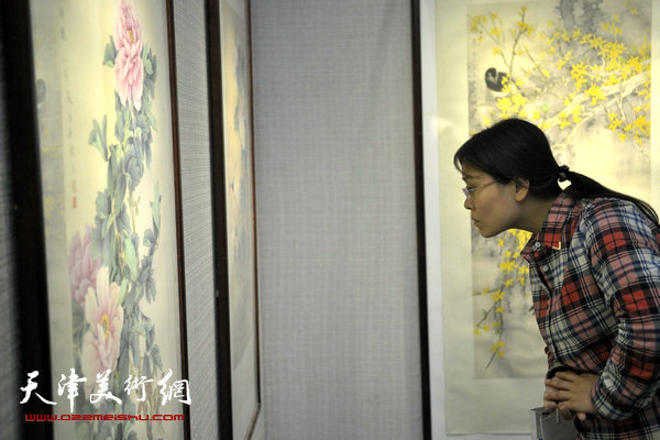 王跃进、薛海强工笔花鸟画展19日在天津图书馆展厅展出。