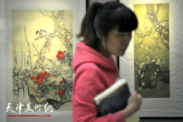 王跃进、薛海强工笔花鸟画展19日在天津图书馆展厅展出。