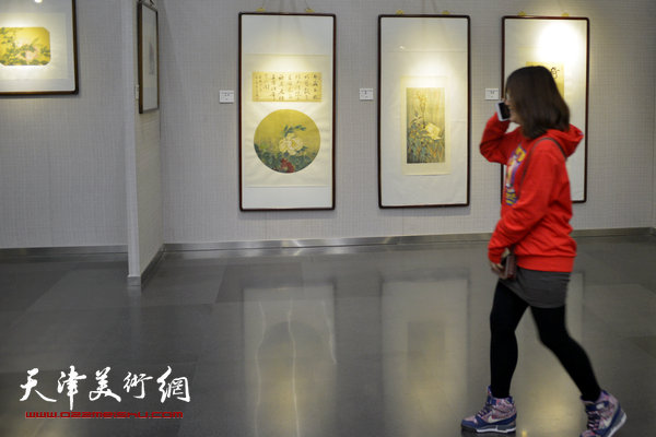 王跃进、薛海强工笔花鸟画展19日在天津图书馆展厅展出。