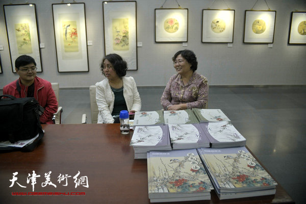 王跃进、薛海强工笔花鸟画展19日在天津图书馆展厅展出。