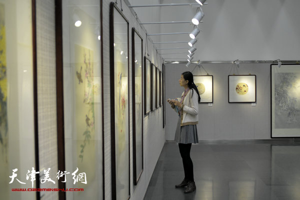 王跃进、薛海强工笔花鸟画展19日在天津图书馆展厅展出。