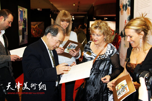 2011年王书平在法国卢浮宫办展，图为在现场为观众签名。