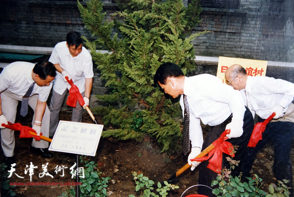 邓家驹（左二）上世纪80年代在日本种植中日友好纪念树