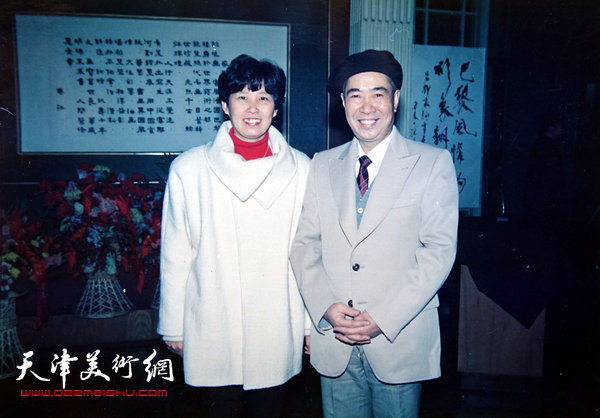 邓家驹与夫人1990年在法国归来举办的画展上