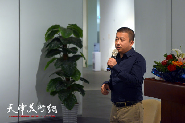 图为天津鼎天拍卖有限公司总经理杜耕现场讲解艺术与收藏、书画与投资的关系。