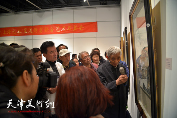 图为书画鉴定专家刘光启现场为观众讲画。