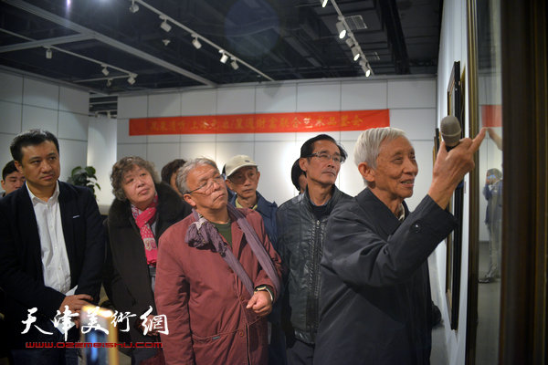 图为书画鉴定专家刘光启现场为观众讲画。