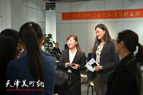 图为风泉清听艺术投资管理（北京）有限公司董事长宋裕与来宾交流。
