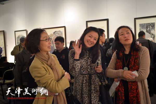 图为天津西岸艺术馆创始人王卉与来宾在赏画。