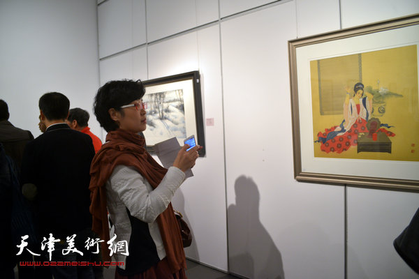 图为智慧山艺术中心总监高淑芳在展览现场。