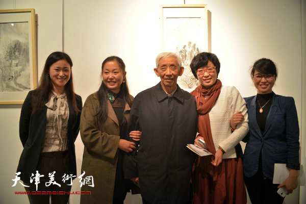 图为宋裕、高淑芳、何艳萍与刘光启在展览现场合影。