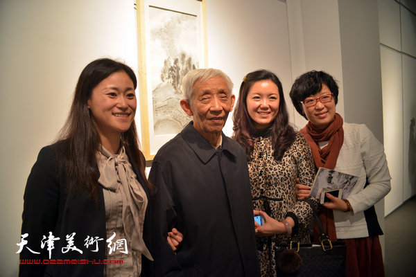 图为王卉、宋裕、高淑芳与刘光启在展览现场合影。