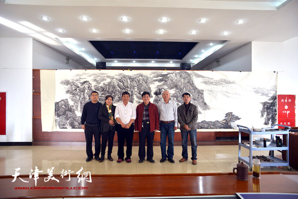 皮志刚与天津梨园监狱领导、画家孟宪奎等在创作现场。