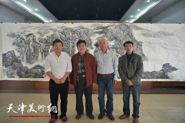 皮志刚与天津梨园监狱领导、画家孟宪奎等在创作现场。