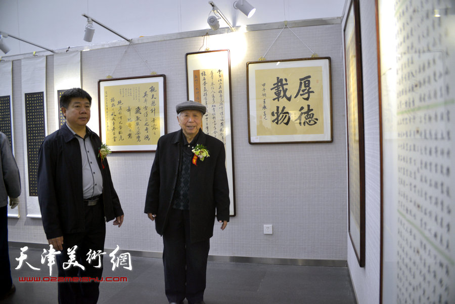 享受书法—王承尧书法作品展在天津图书馆开展，图为