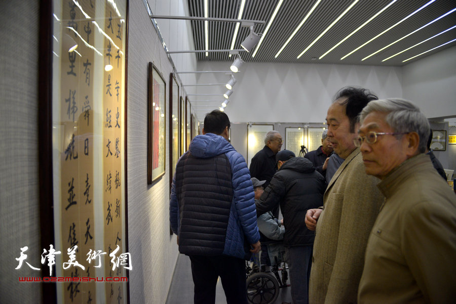 享受书法—王承尧书法作品展在天津图书馆开展，图为