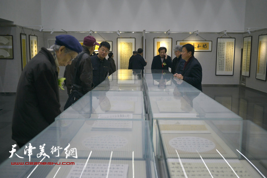 享受书法—王承尧书法作品展在天津图书馆开展，图为