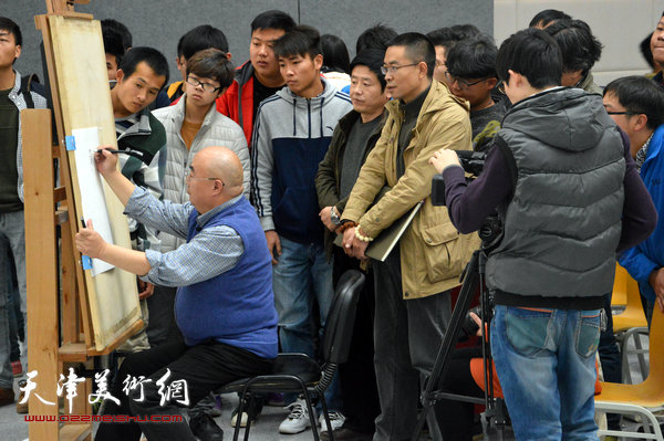 尹沧海教授为兰大艺术学院师生现场示范人物写生