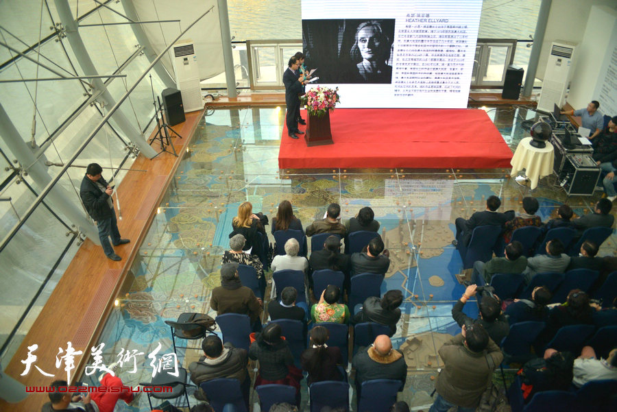 “移形换影”—中澳当代艺术展11月16日在梅江国际艺术馆开幕，图为现场。